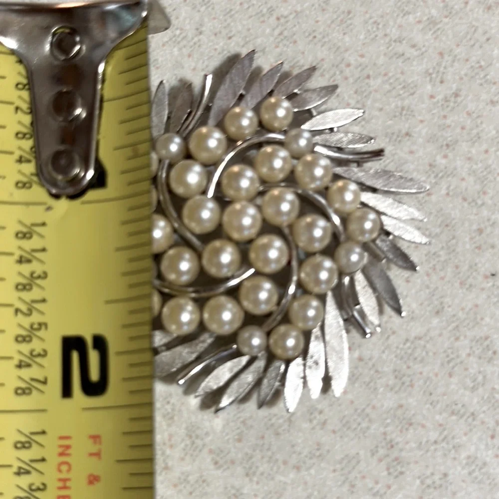 Vintage Trifari brushed and polished silver tone faux pearl broach (594)